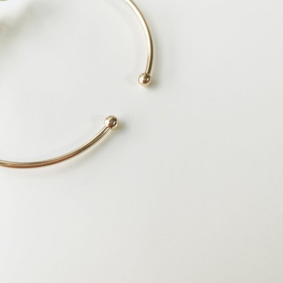 Betsey Johnson Floral Gold Bangle Elegant Fashion Bracelet - Picture 3 of 3